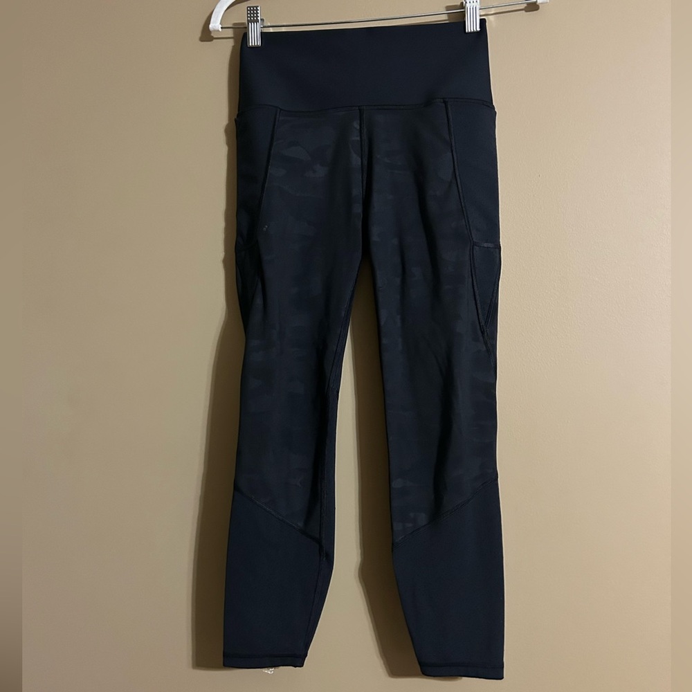 GAP Sculpt Revolution Black Camo Capri Leggings